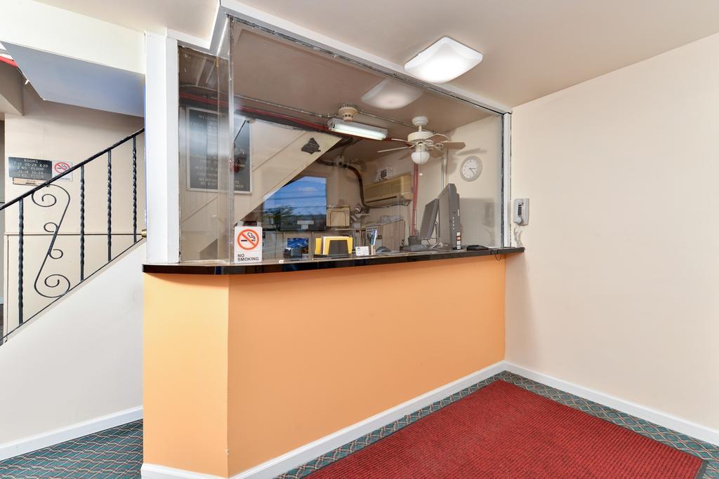 Media Inn & Suites Экстерьер фото