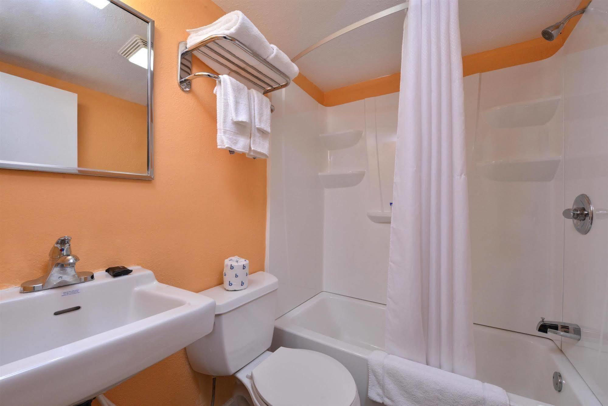 Media Inn & Suites Экстерьер фото