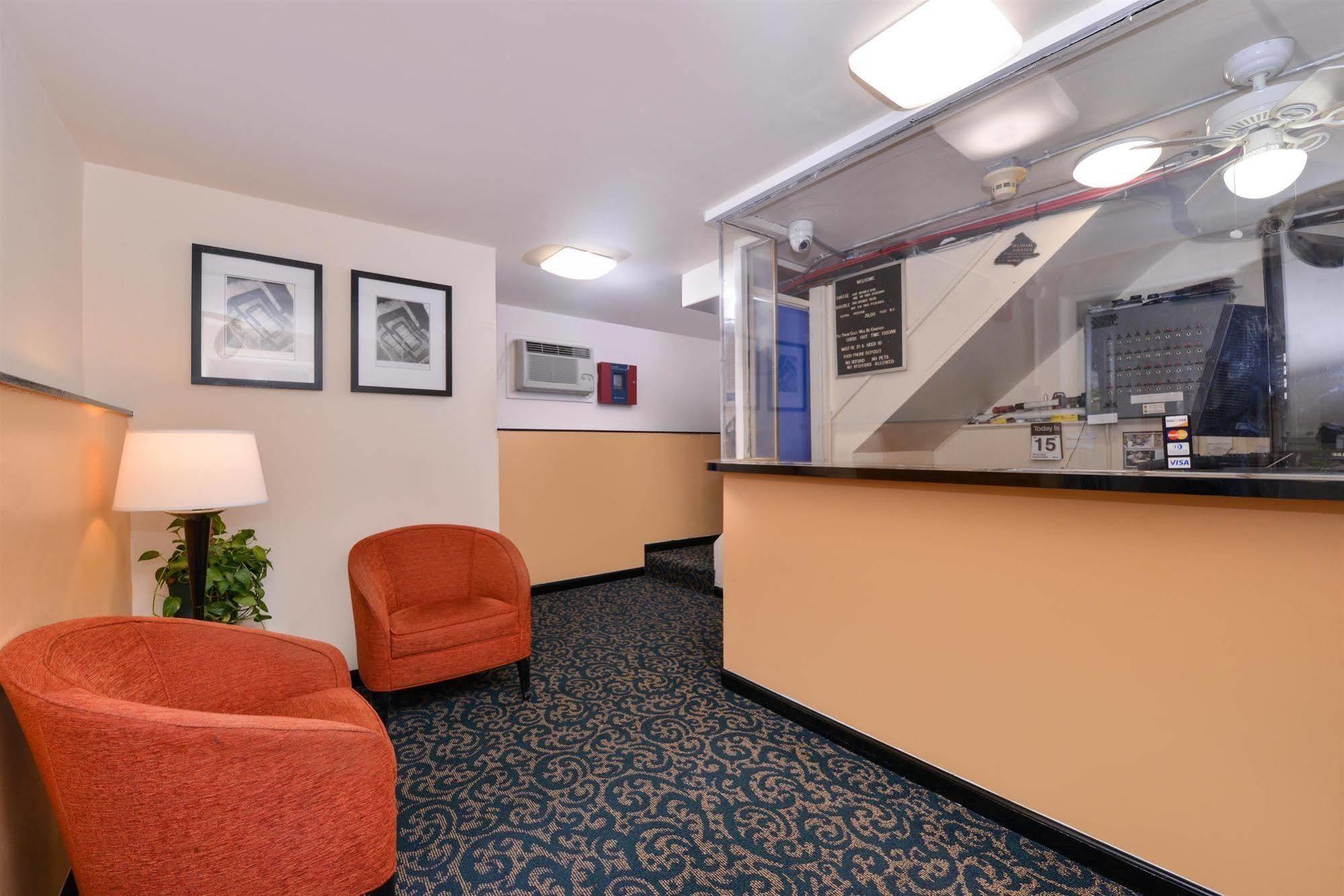 Media Inn & Suites Экстерьер фото